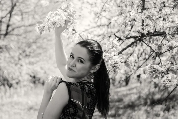 Chica cerca de un árbol floreciente — Foto de Stock