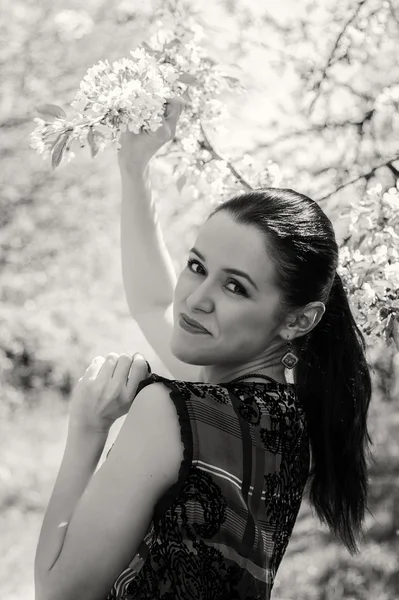 Flicka nära ett blommande träd — Stockfoto