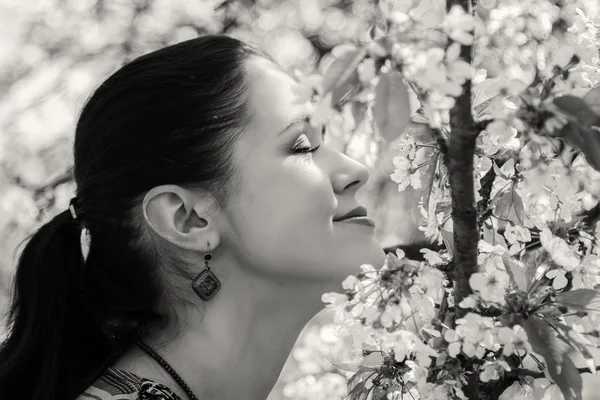 Dívka u Kvetoucí strom — Stock fotografie