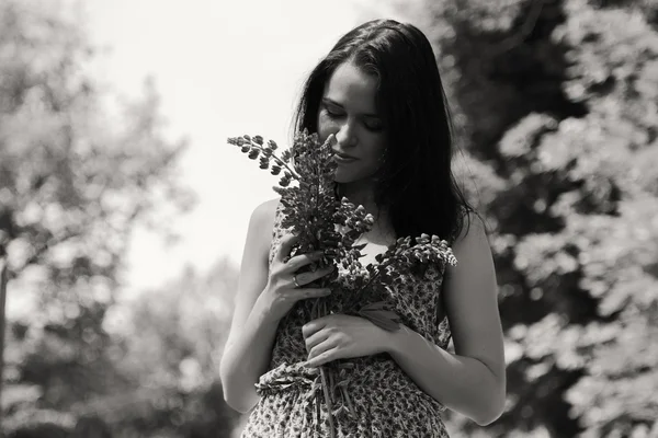 Vrouw met bloemen — Stockfoto