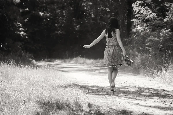 Frau im Wald — Stockfoto