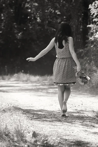 Femme dans la forêt — Photo