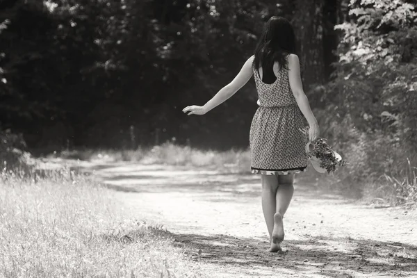 Vrouw in het bos — Stockfoto