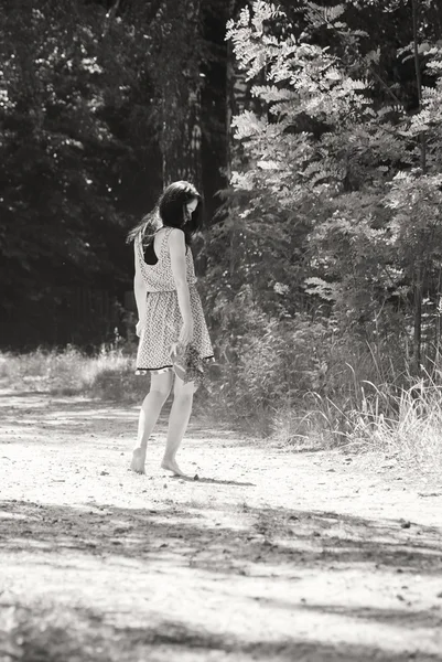 Vrouw in het bos — Stockfoto