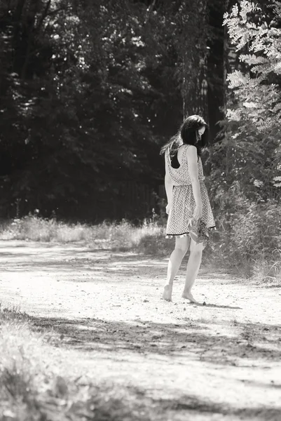 Vrouw in het bos — Stockfoto