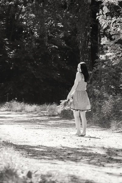 Frau im Wald — Stockfoto