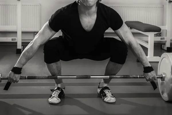 Hombre haciendo el ascenso de la barra para bíceps —  Fotos de Stock