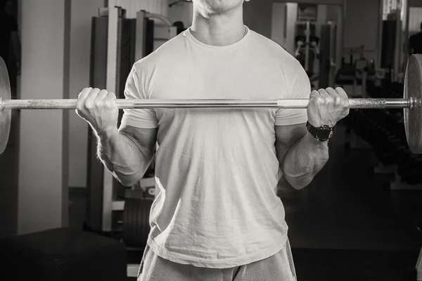 Hombre haciendo el ascenso de la barra para bíceps —  Fotos de Stock
