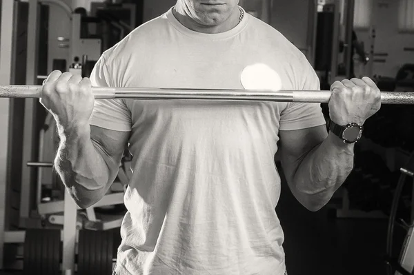 Hombre haciendo el ascenso de la barra para bíceps — Foto de Stock