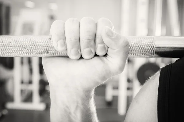 Hand met barbell — Stockfoto