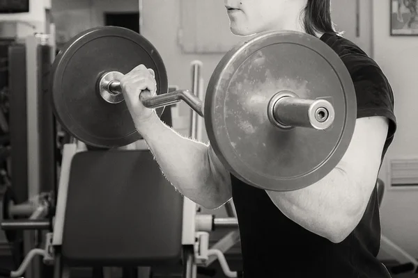 Člověk dělá vzestup baru na biceps — Stock fotografie