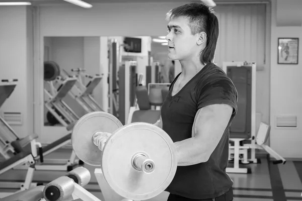 Man doing the rise of the bar for biceps — Stock Photo, Image