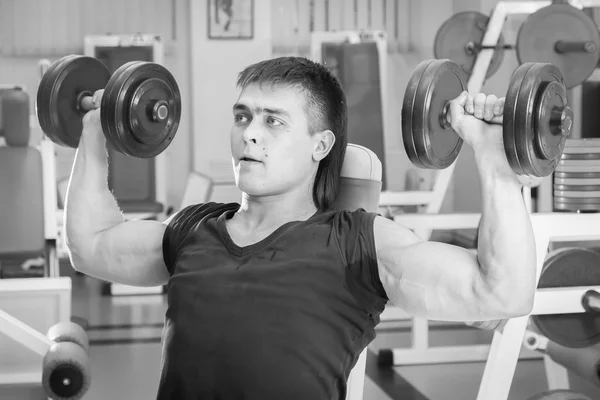 Man melakukan latihan dengan dumbbell berat — Stok Foto