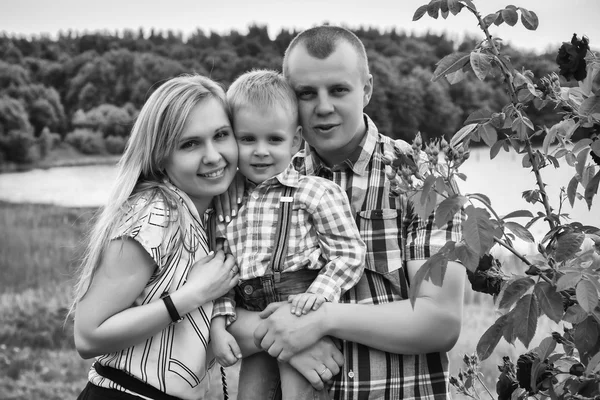 Familie im Park — Stockfoto