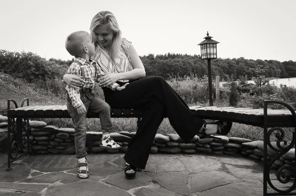 Mãe com filho perto da fonte de água — Fotografia de Stock