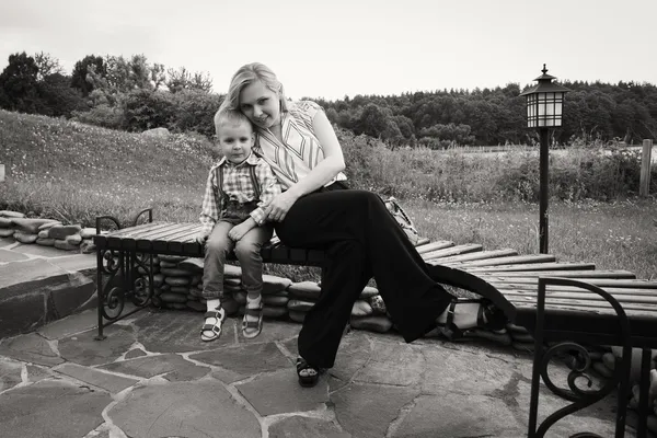 Mãe com filho perto da fonte de água — Fotografia de Stock