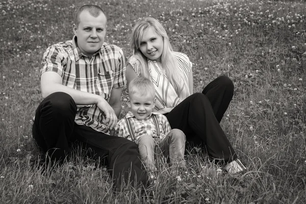 Family on the grass — Stock Photo, Image