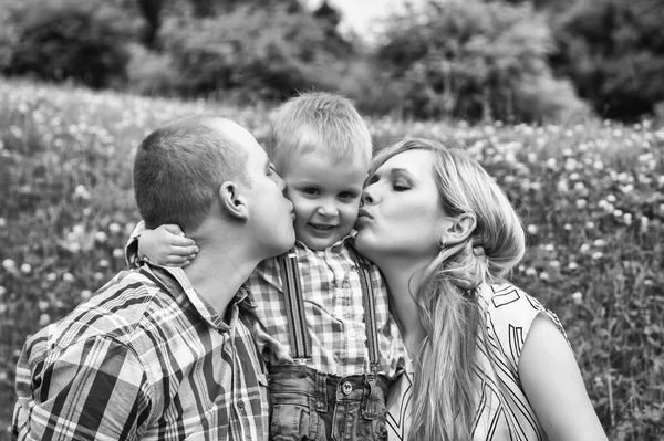 Glückliche Familie im Sommer im Freien — Stockfoto