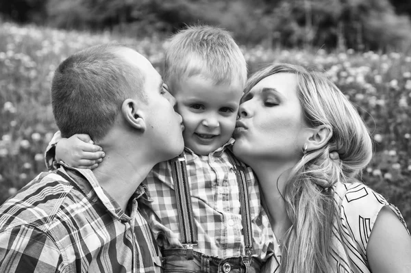 Glückliche Familie im Sommer im Freien — Stockfoto