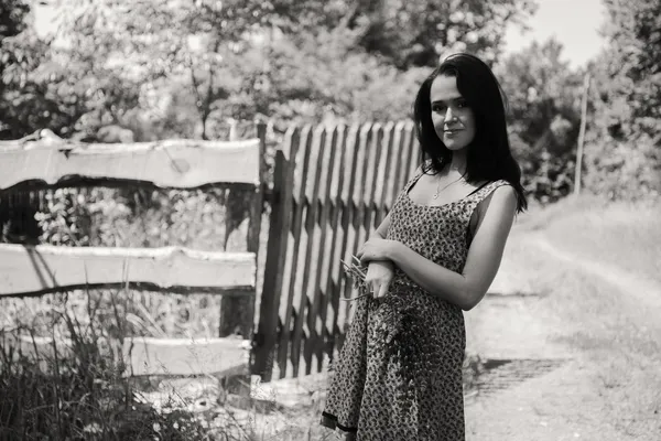 Vrouw met bloemen — Stockfoto