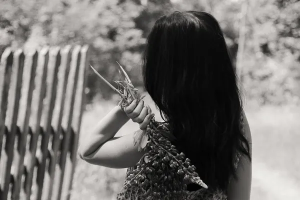 Frau mit Blumen — Stockfoto