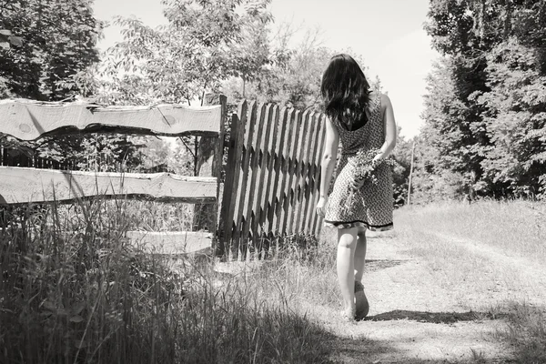 Vrouw met bloemen — Stockfoto