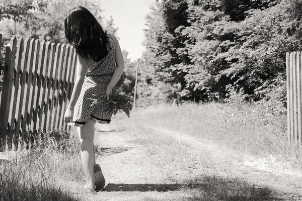 花を持つ女性 — ストック写真