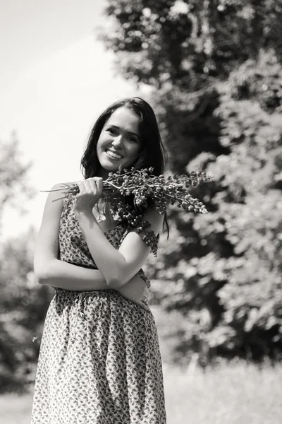 Frau mit Blumen — Stockfoto