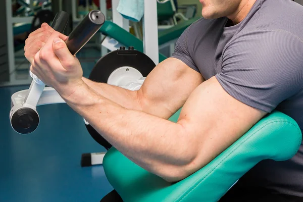 Man in de sportschool — Stockfoto