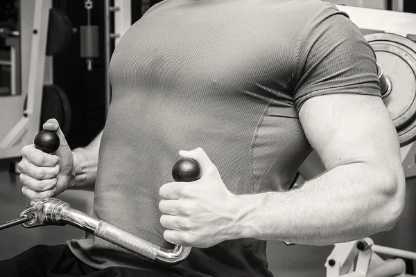 Hombre en el gimnasio — Foto de Stock