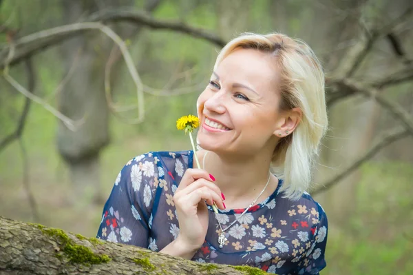 Donna con dente di leone — Foto Stock