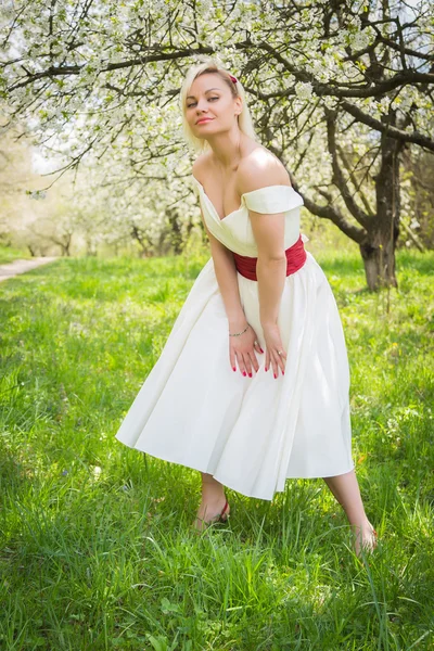 Blonde in de lentetuin — Stockfoto