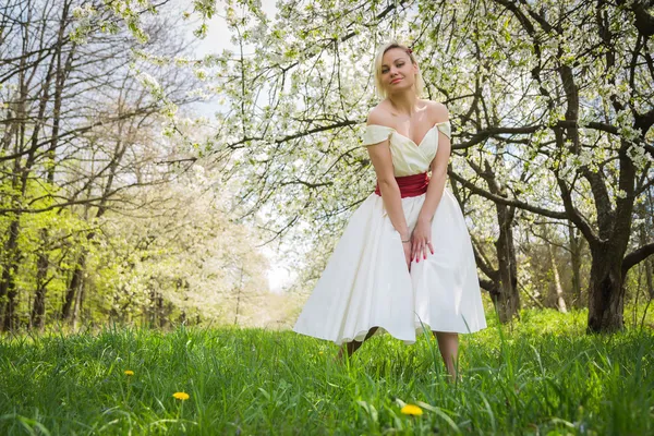 Blondynka w wiosenny ogród — Zdjęcie stockowe