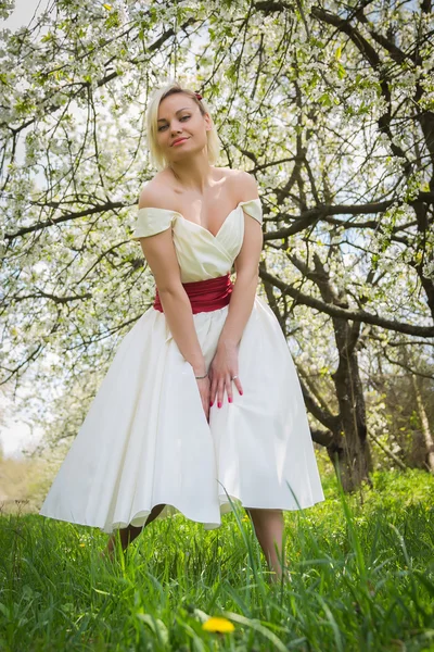 Blondynka w wiosenny ogród — Zdjęcie stockowe