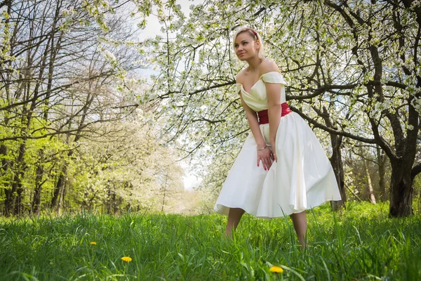 Blondine im Frühlingsgarten — Stockfoto