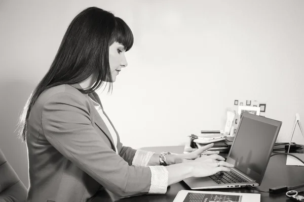 Bilgisayarda çalışan iş kadın — Stok fotoğraf