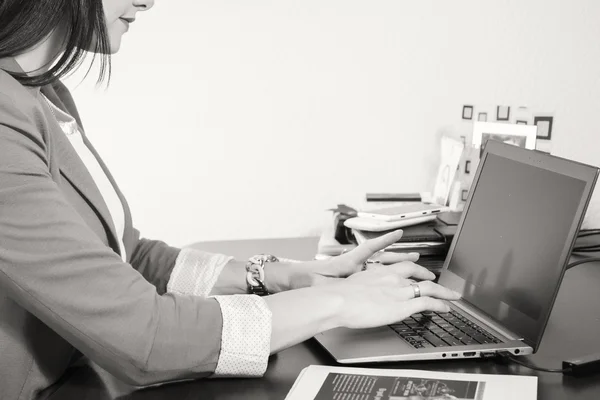 Biznes kobieta pracując na komputerze — Zdjęcie stockowe