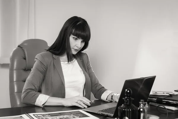 Mujer de negocios trabajando en el ordenador — Foto de Stock