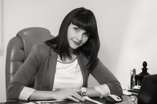 Businesswoman with magazine — Stock Photo, Image