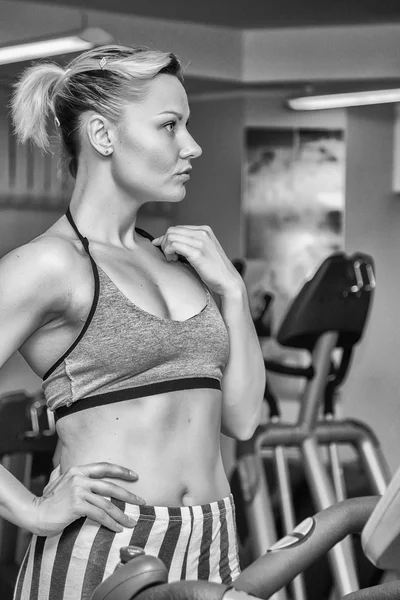 Fitness model op een loopband — Stockfoto