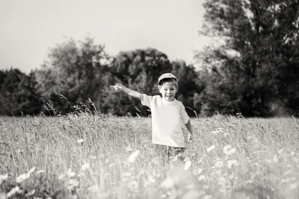 Niño jugando en el campo — Foto de Stock