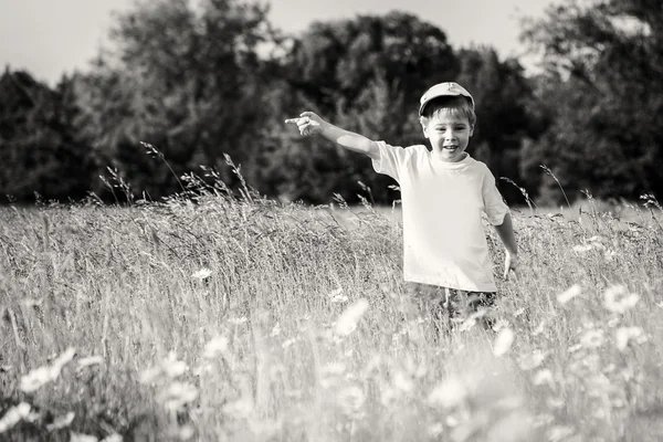 Chlapec hraje v poli — Stock fotografie