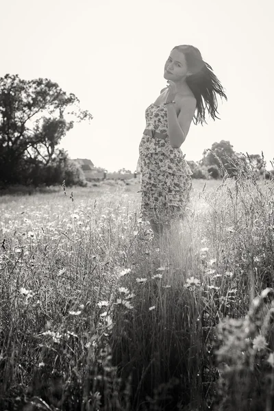 Mooie vrouw op gras — Stockfoto