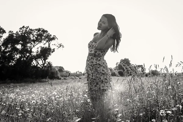 Schöne Frau auf Gras — Stockfoto