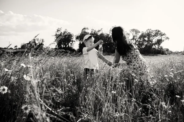 Mamma leker med sonen med såpbubblor — Stockfoto