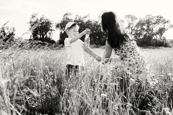 Mom の石鹸の泡で息子と遊ぶ — ストック写真