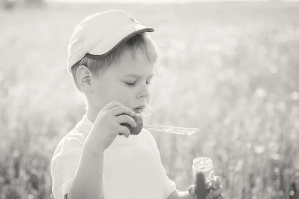 Niño jugando en el campo —  Fotos de Stock