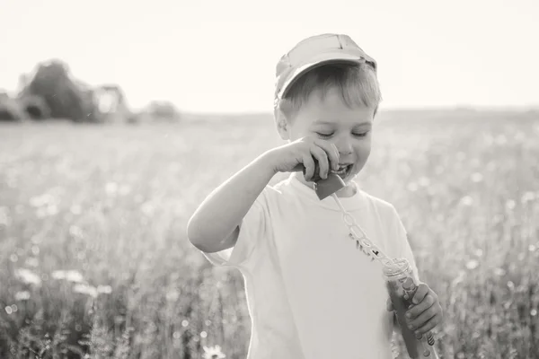 Мальчик играет в поле — стоковое фото
