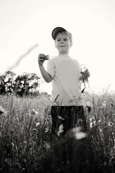 Chlapec hraje v poli — Stock fotografie