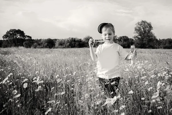 Junge spielt auf dem Feld — Stockfoto